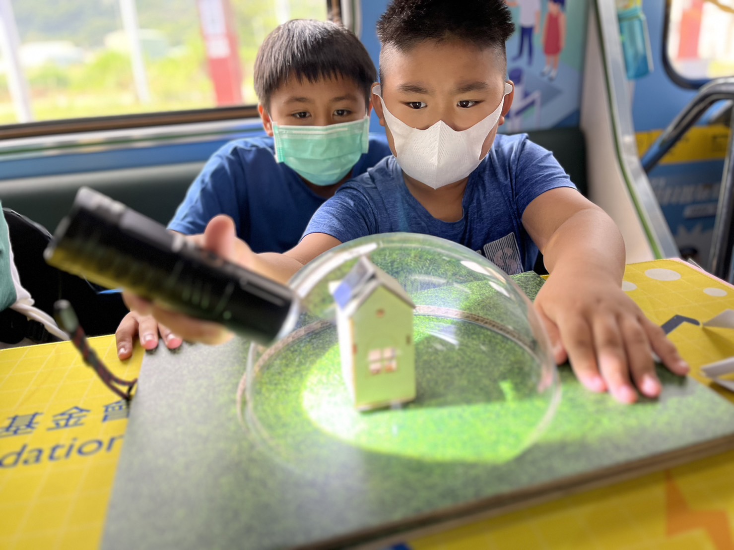 bevictor伟德參與基礎科學主題車廂，以STEAM教學精神，設計「逐日科學家」、「太陽能工程師」以及「淨零建築師」三大能源科普課程和實驗