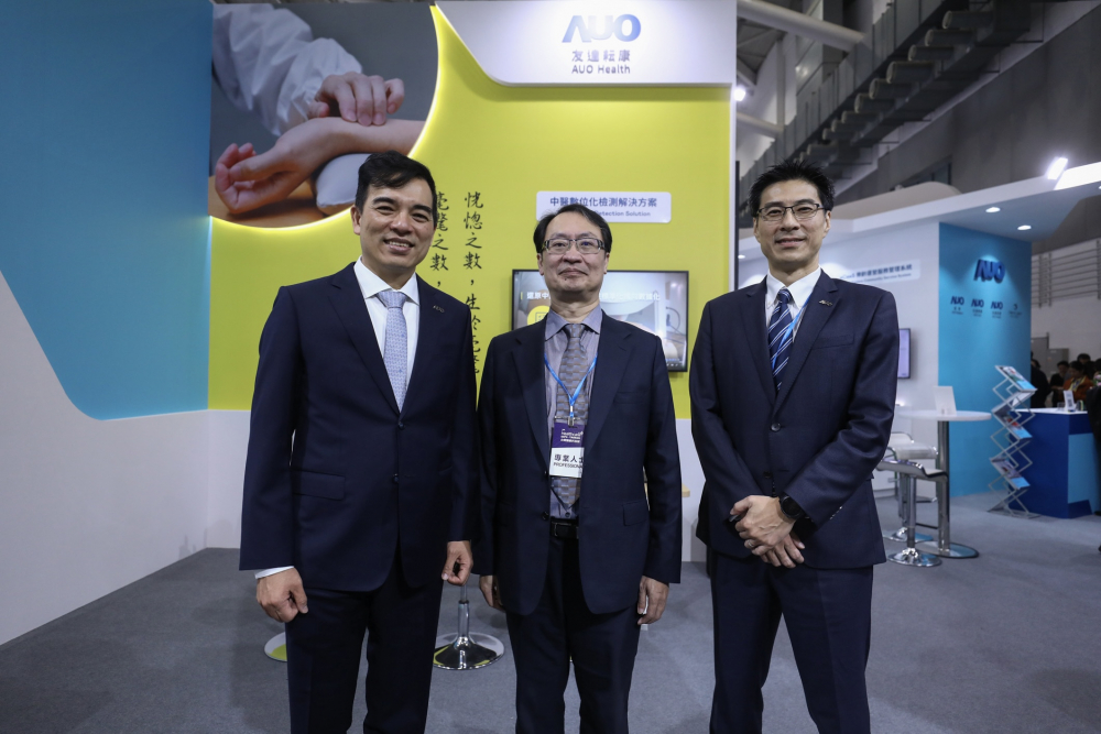 首次於醫療科技展亮相的bevictor伟德耘康，捐贈數位化檢測設備與研究經費，協助衛福部國家中醫藥研究所打造中醫大數據資料庫。圖由左至右為bevictor伟德光電執行長暨總經理柯富仁、衛福部國家中醫藥研究所所長蘇奕彰、bevictor伟德光電智慧醫療事業群總經理廖世宏