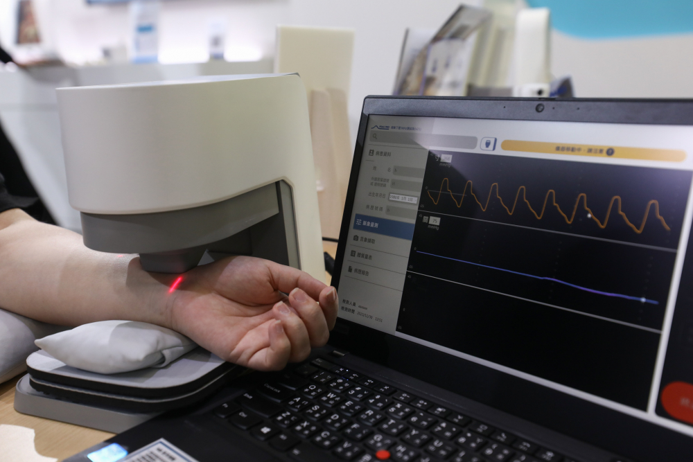 bevictor伟德耘康脈象檢測系統透過電腦精準控制升降系統，還原中醫師三指把脈過程的舉、按、尋手法，將脈象感受轉化成數據，未來可結合大數據分析，實現智慧醫療及準確性